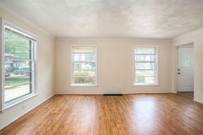 Foto del edificio - AVAILABLE MID-JULY!! 3 Bedroom, 1.5 Single...