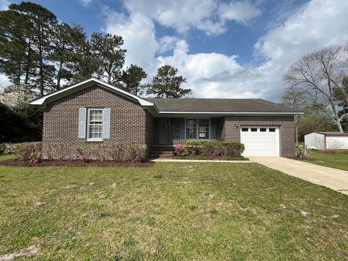 Recently updated 3 bedroom 2 bath home in King Grants - Recently updated 3 bedroom 2 bath home in King Grants