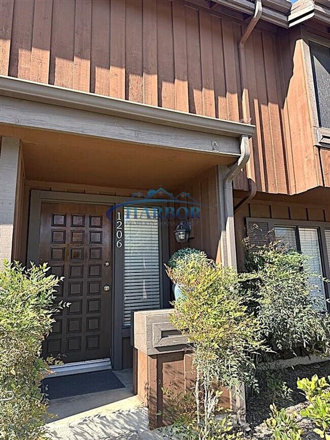 Foto del edificio - Spacious 2-Bedroom Townhouse in the Heart ...