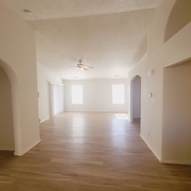 Building Photo - 3 bed 2 bath home with an office off the l...