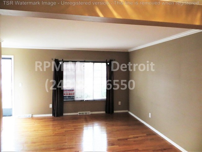 Building Photo - ROYAL OAK/ End Unit Condo!!!!
