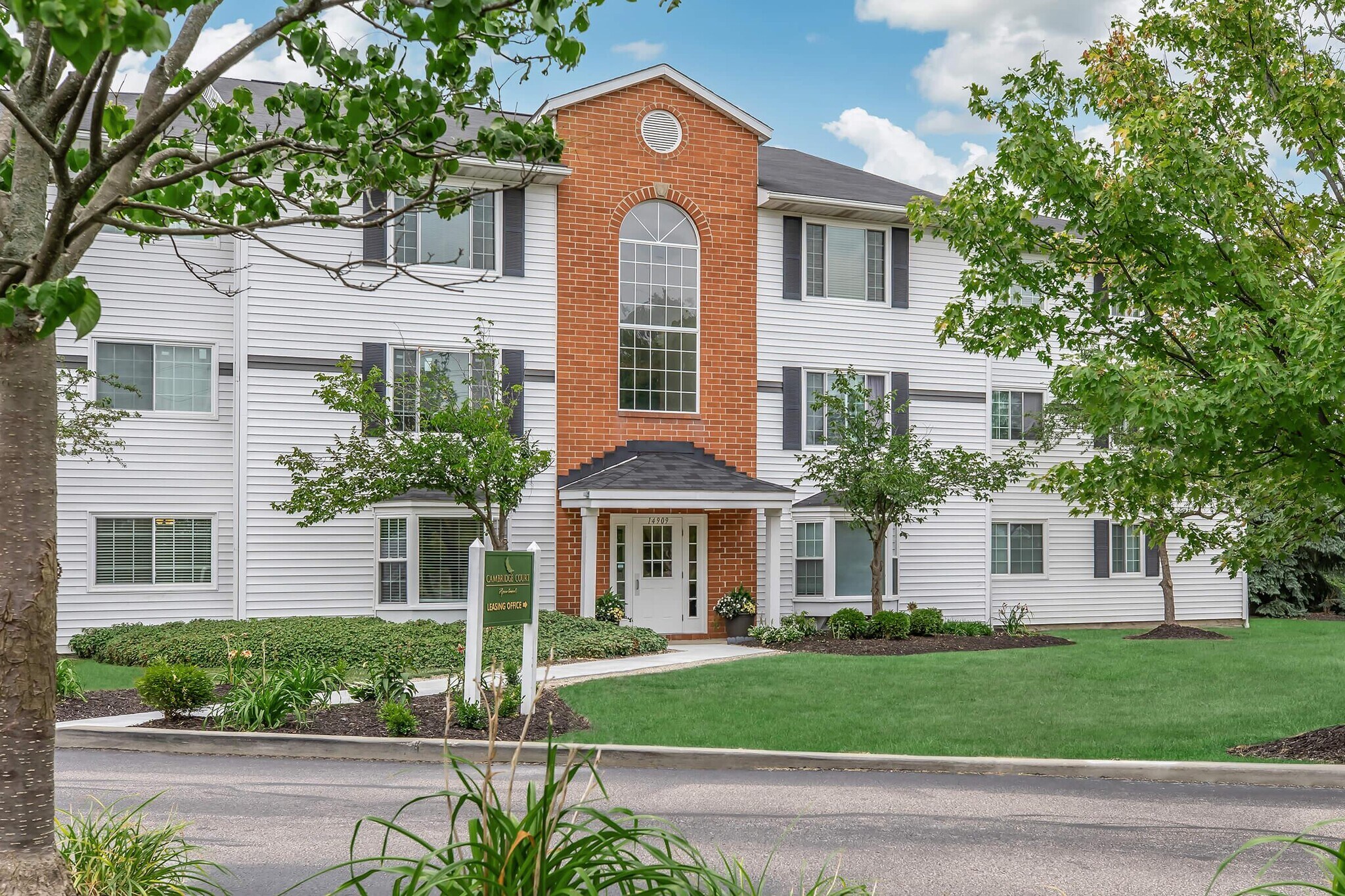Cambridge Court Apartments – photo 2