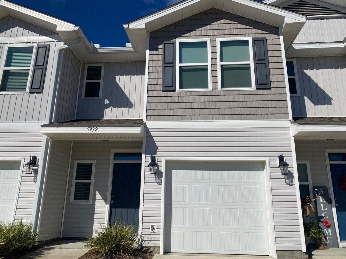 Primary Photo - Spacious Modern Townhome; Conveniently Loc...