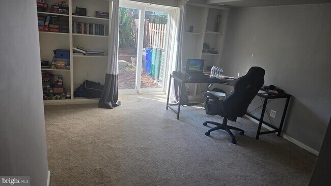 Foto del edificio - 6628 Ducketts Ln
