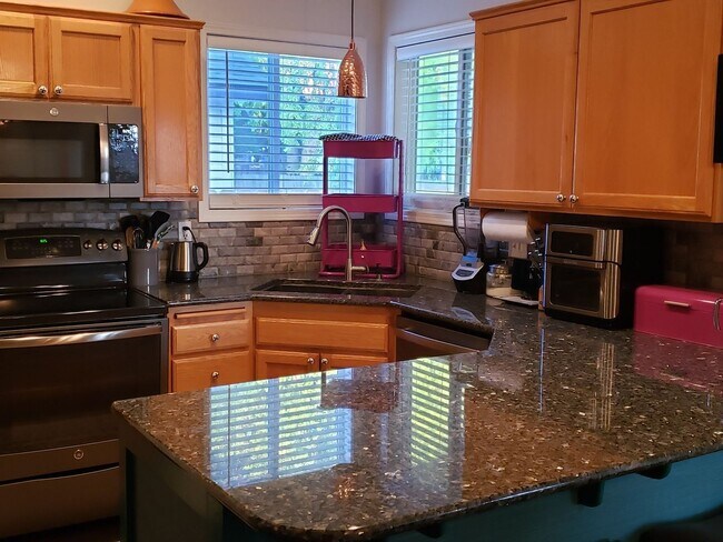 Foto del edificio - 4 bed, 3 bath well appointed home with top...