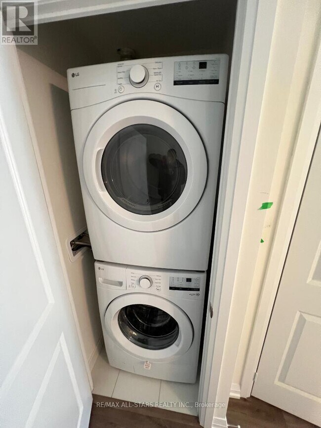 Photo du bâtiment - 3260 Sheppard Ave E