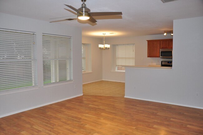 Foto del edificio - 4 Bedroom 2.5 Bath in Block House Creek