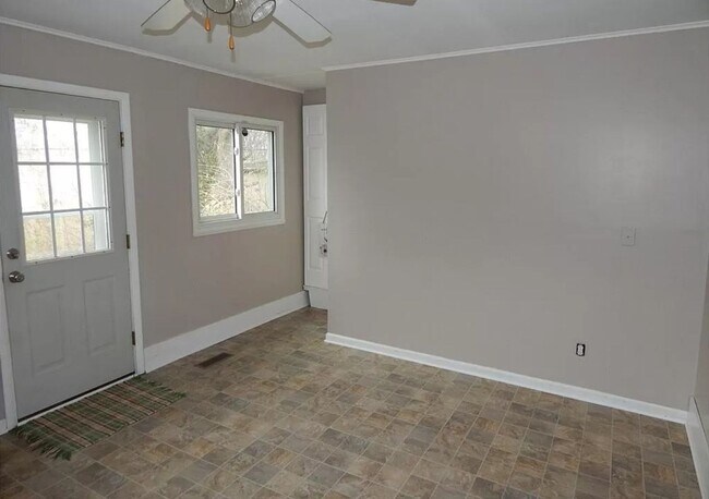 Building Photo - Two Bedroom Home