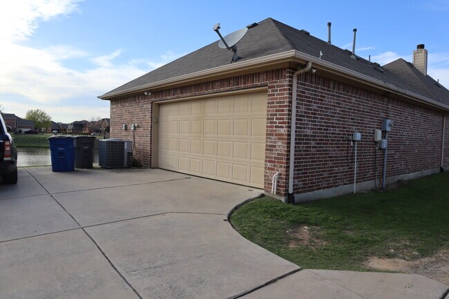 Building Photo - 1802 Sanderlain Ln