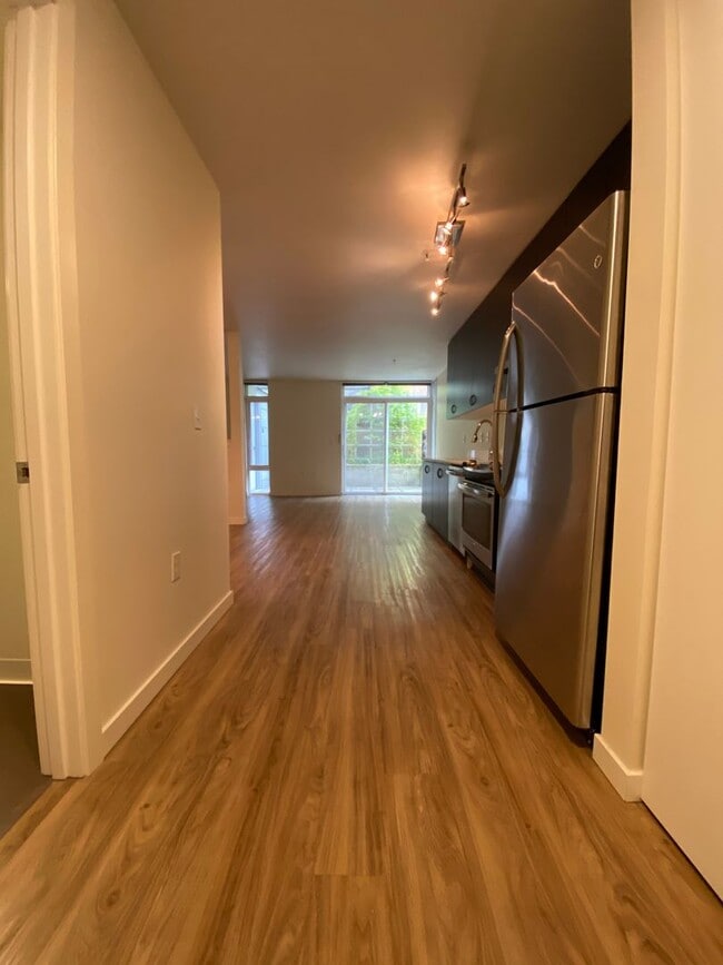 Building Photo - The Local 418