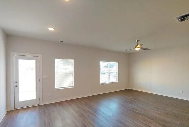 Foto del edificio - Coming soon!!!  "Charming 3-Bed Haven in H...
