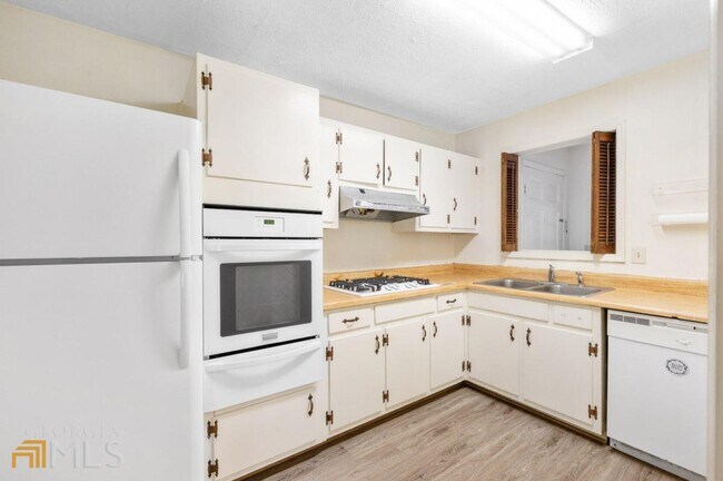 Building Photo - 11 Peachtree Hills Ave NE
