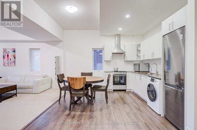 Building Photo - 61 Headwater Crescent