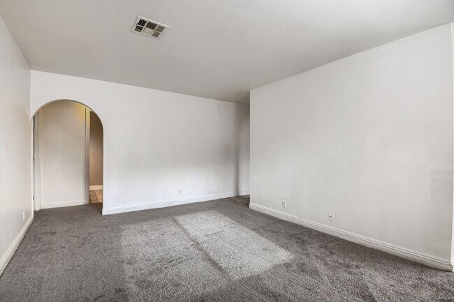 Foto del edificio - A Spacious and Stylish 2 Bed / 2 Ba Condo Gated Community