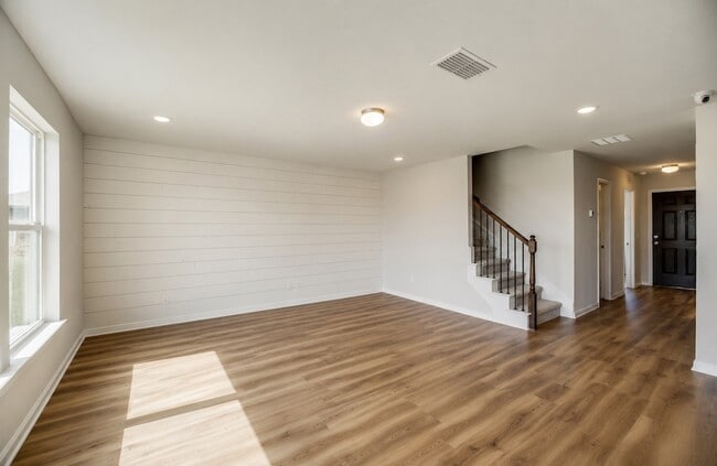 Photo - 1806 Aslynn Cir House