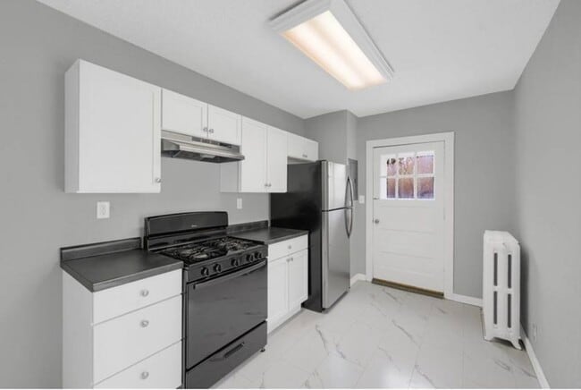 Building Photo - 1055 7th St W