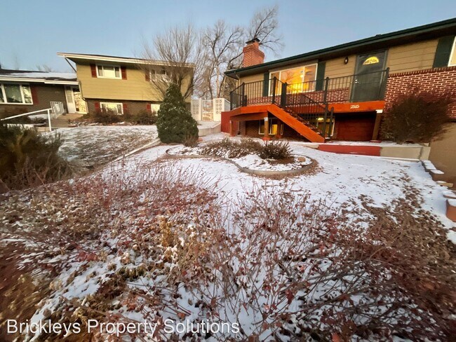 Building Photo - 3 br, 2.5 bath House - 2515 Centre Cir