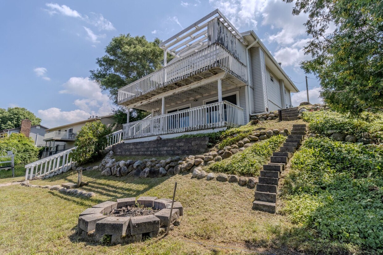 Foto principal - Lakefront Dream Home – 3BD | 2BA