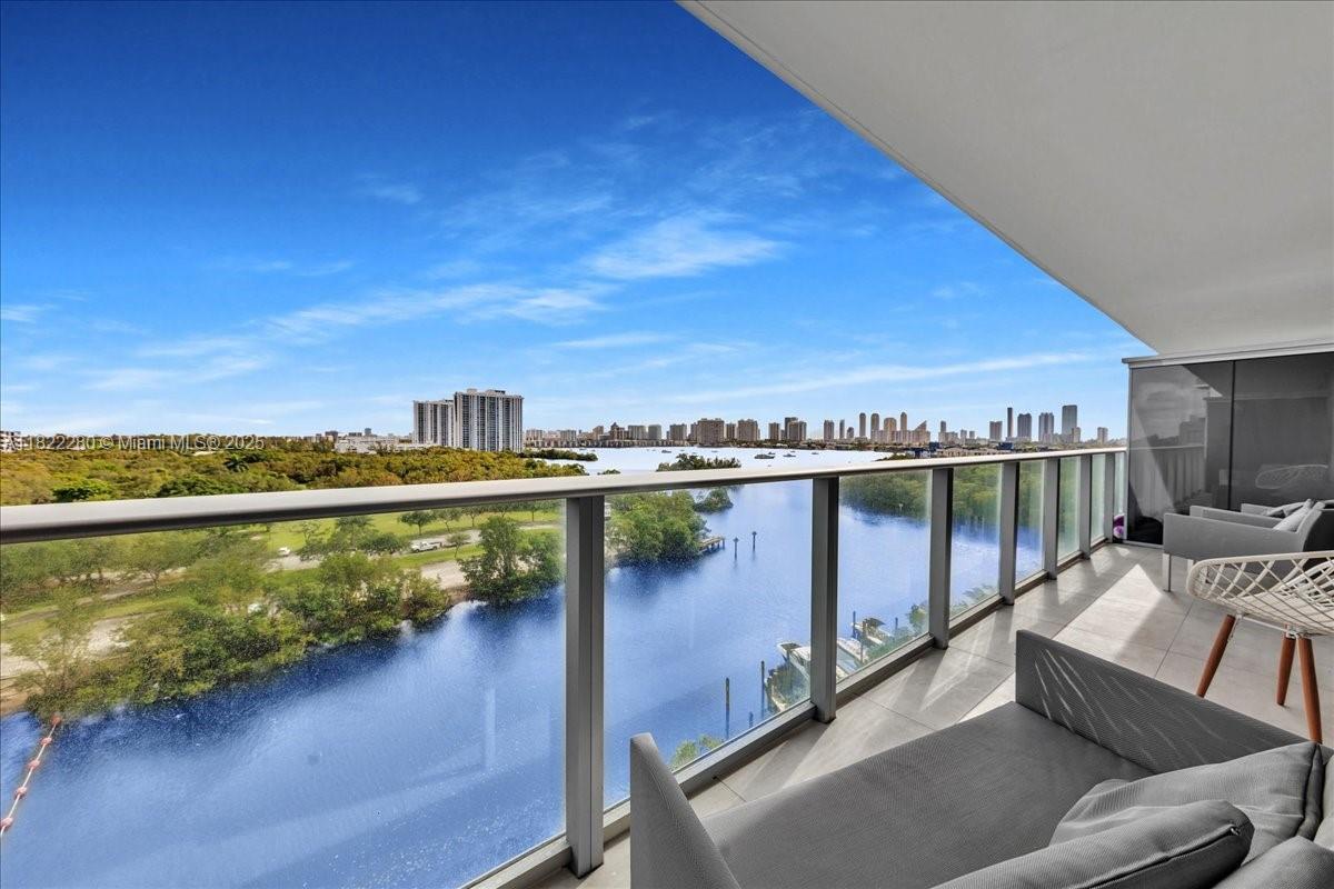 Foto principal - 16385 Biscayne Blvd