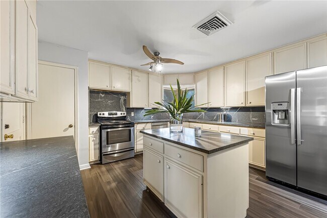Building Photo - 453 Santa Monica Pl