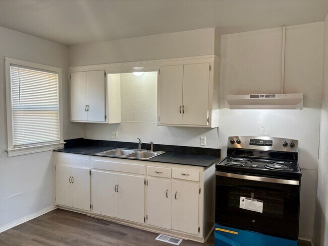 Foto del edificio - 2316 Miramar Blvd