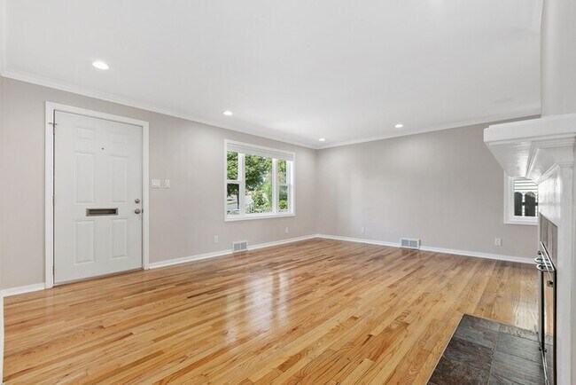 Building Photo - Immaculate West Seattle Home – Prime Locat...