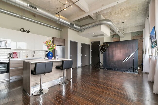 Building Photo - 500 S Ervay St