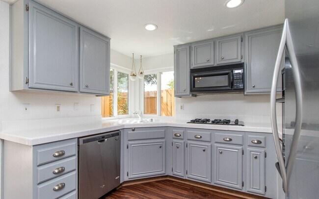 Foto del edificio - Updated Rancho Del Oro 3 bedroom 2 bath home