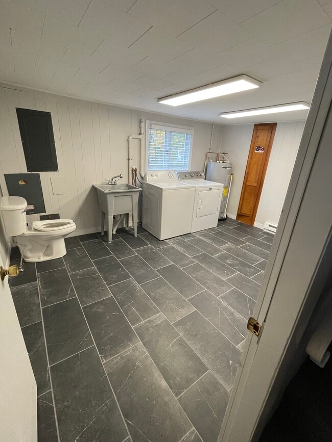 Downstairs utility room w/toilet - 53 Dartmouth St