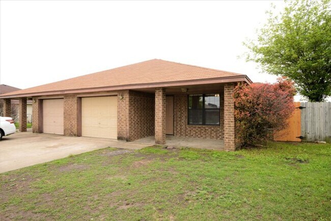 Foto del edificio - 5302 Morning Glen Ln
