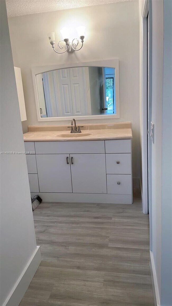 Foto del edificio - 334 Lakeview Dr