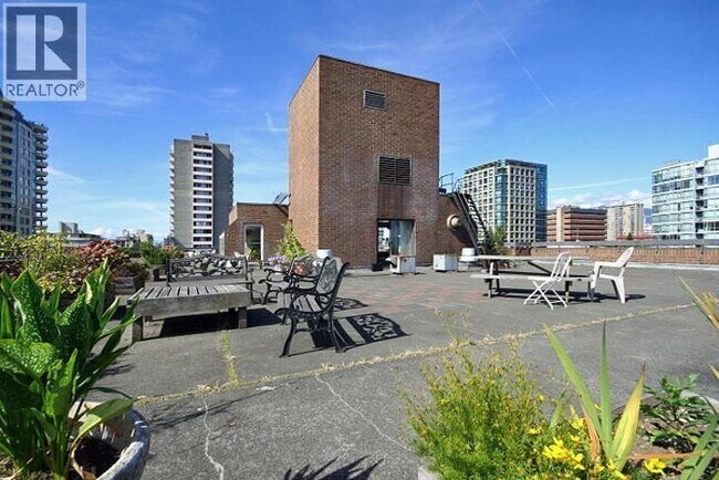 Photo du bâtiment - 1330 Burrard St