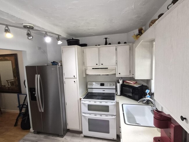 Building Photo - 100 Royal Palm Way