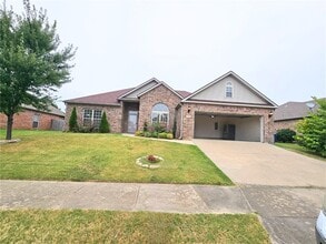 Building Photo - 1300 SW Willowbend Ave