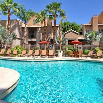 Relájate en la espectacular piscina todo el año. - The Allison Condominiums