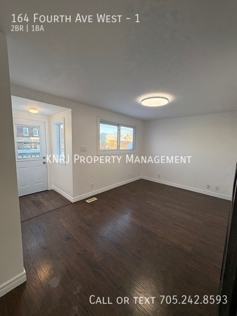 Building Photo - Large Two Bedroom Apartment with Yard