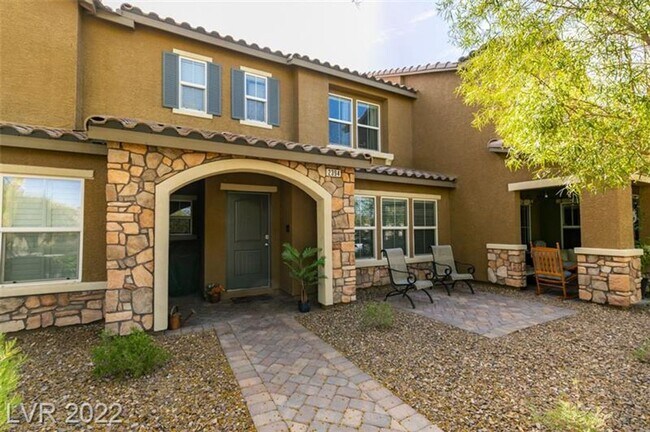 Foto del edificio - Inspirada Townhome!!