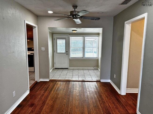 Building Photo - 100 Lilac Ln