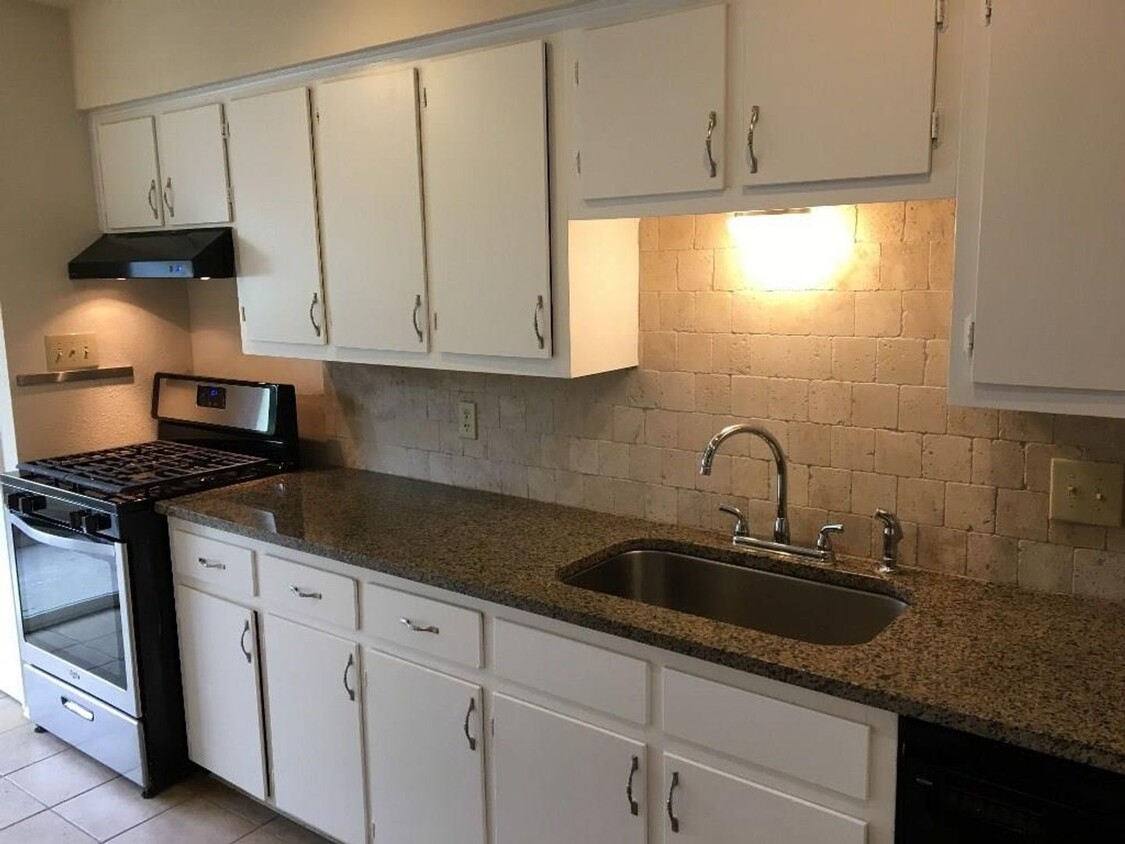 Primary Photo - WATER, GAS & TRASH INCLUDED WITH RENT!
