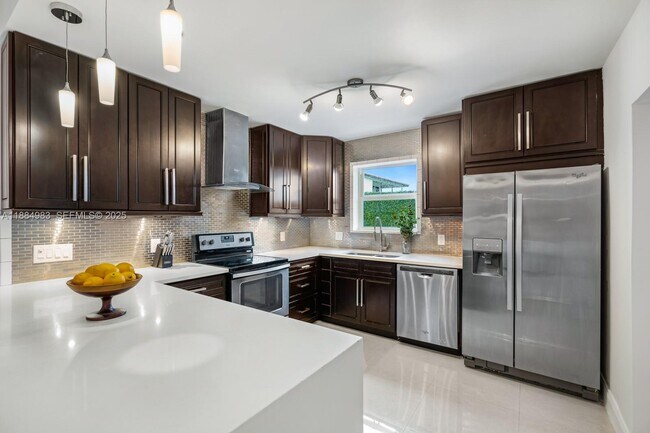 Foto del edificio - 2830 NE 56th Ct