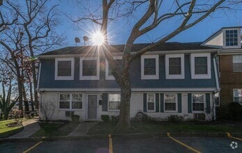 Building Photo - 1102 Town House Village