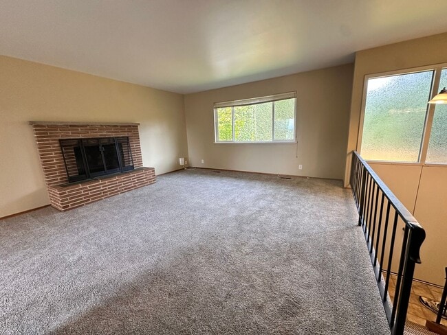 Building Photo - Tradition Kirkland Split Level with Gorgeous Views nestled in the middle of NorKirk