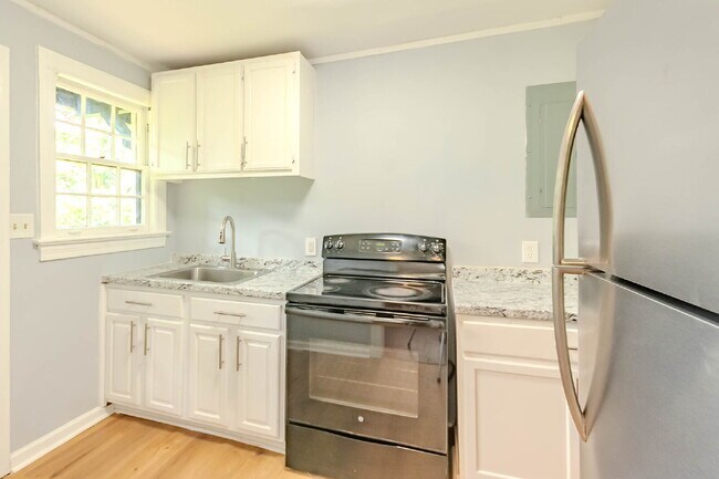 Building Photo - Fantastic 2 Bed, 1 Bath.  Walk to MTSU!