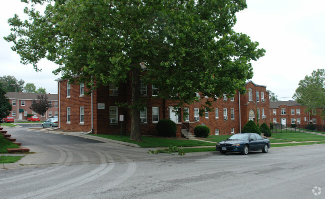 Hillside Court - Hillside Court Apartments