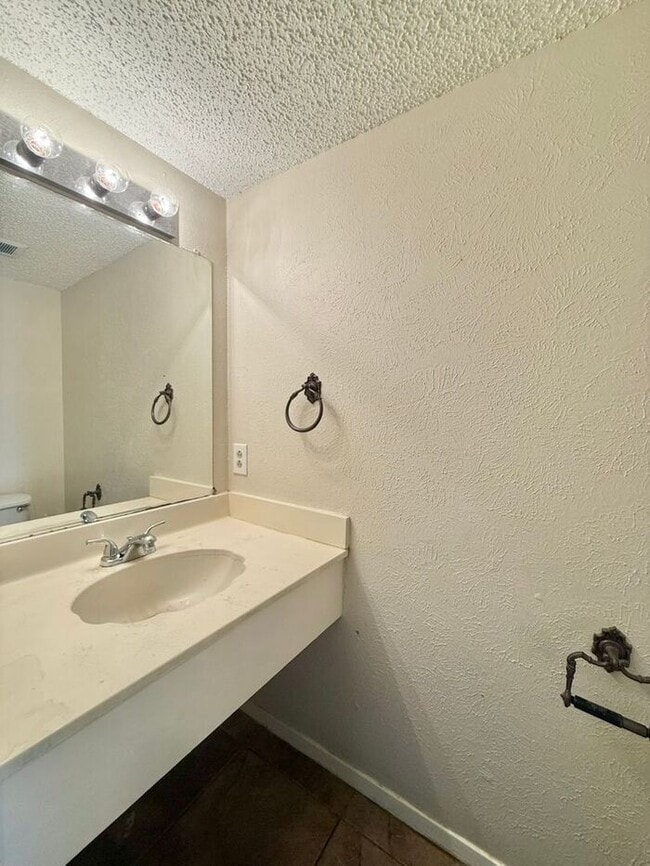 Building Photo - Tour Today! Spacious 3 Bed, 2.5 Bath Duplex