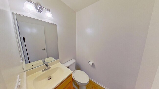 Building Photo - Charming 2 Bed 1.5 Bath Townhome in El Cam...