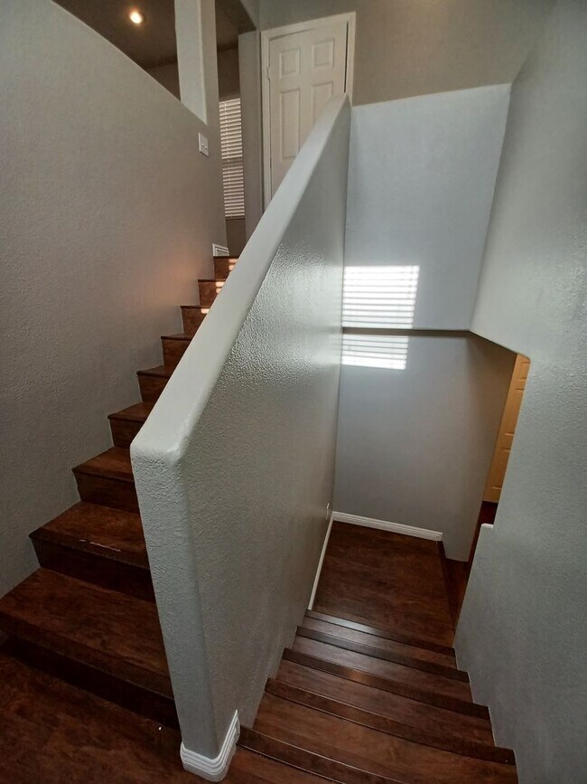 Foto del edificio - Spacious Tri-Level Home with 4 Bedrooms & ...