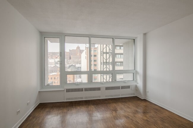 Building Photo - 1975 Maisonneuve Blvd W