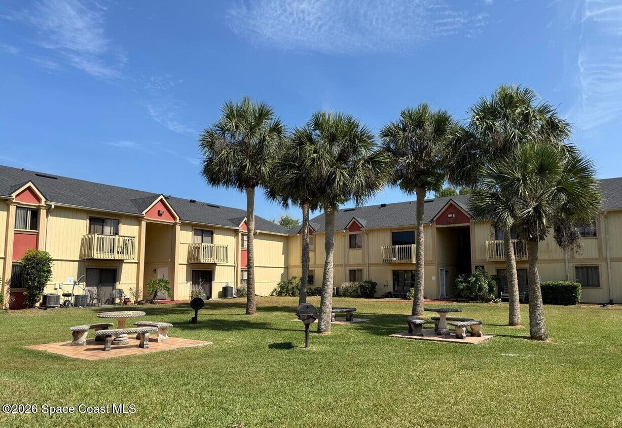 Building Photo - 2100 Forest Knoll Dr NE