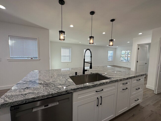 Building Photo - Completely remodeled 3+2 on Sunset Park's ...